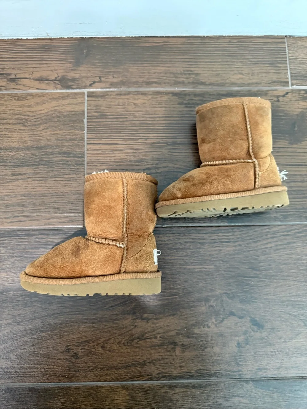 UGG Kids Short Suede Shearling Boots - Chestnut Brown size 6 EUC